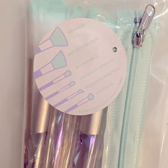 NWT URBAN OUTFITTERS 6 PIECE BLUE IRIDESCENT CRYSTAL BRUSH SET - Picture 6 of 6